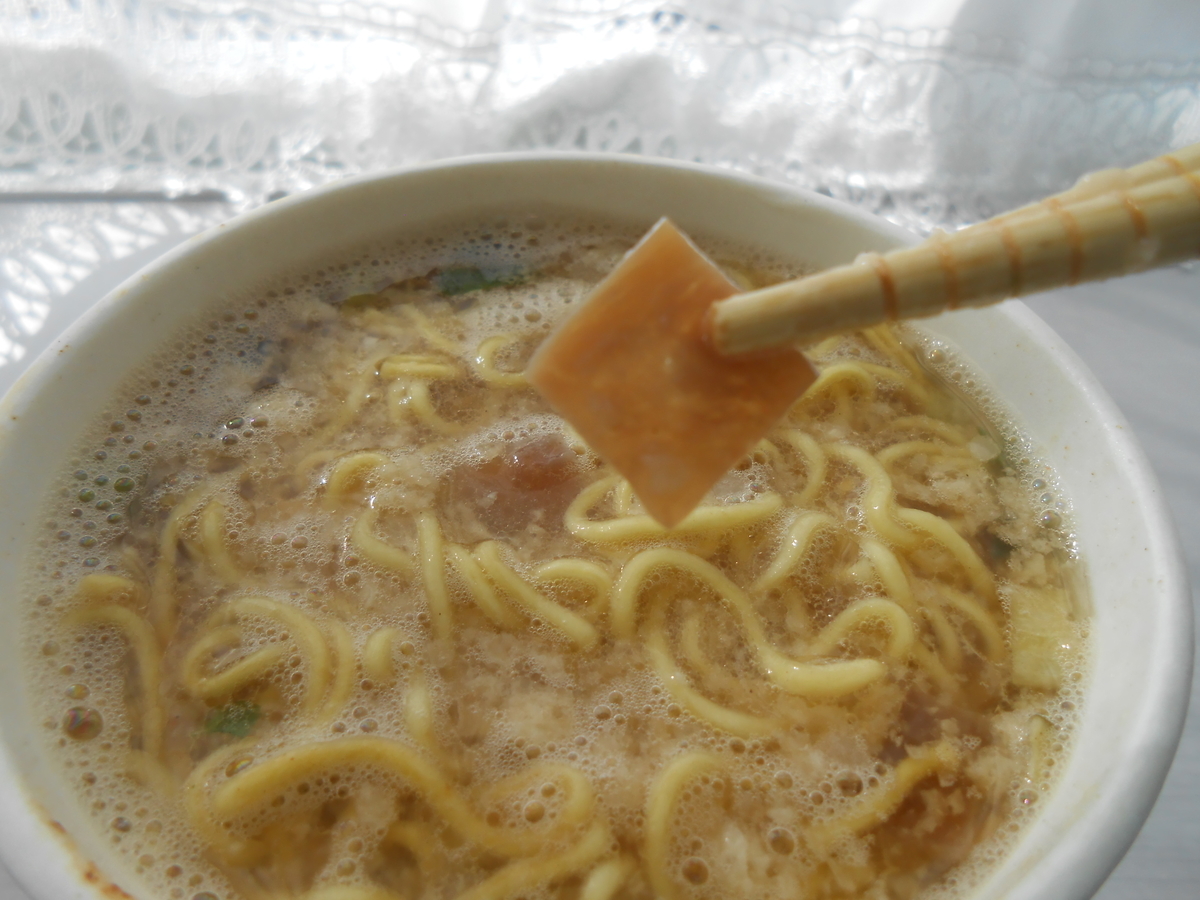 エースコック 我武者羅 背脂生姜醤油ラーメン チャーシューチップ