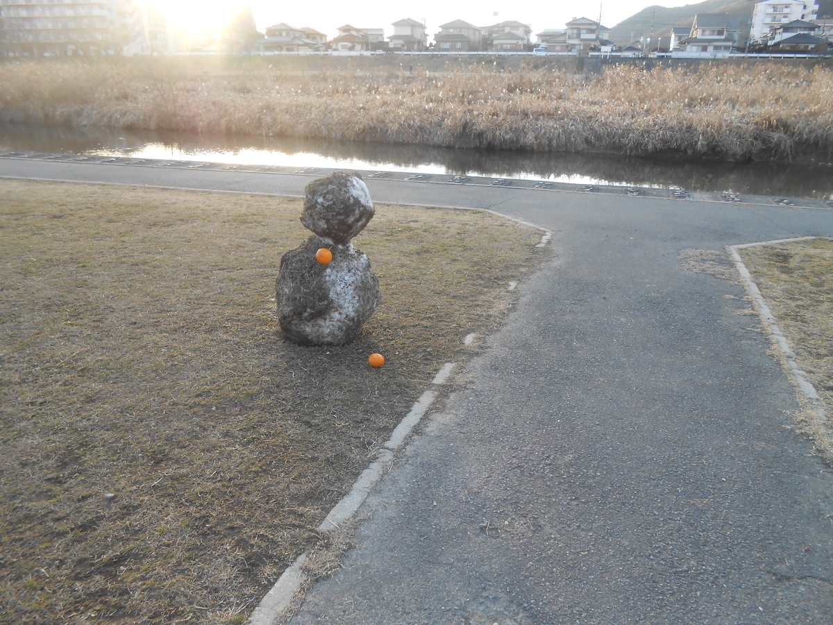河川敷に雪だるま4