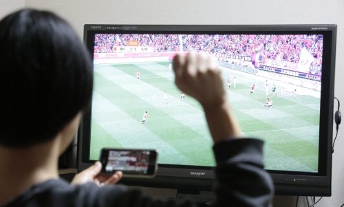 Tvを見ながらスマホをいじる人 認知機能低下の怖れアリ ノーネクタイのmy Way Tvを見ながらスマホをいじる人 認知機能低下の怖れアリ ノーネクタイのmy Way