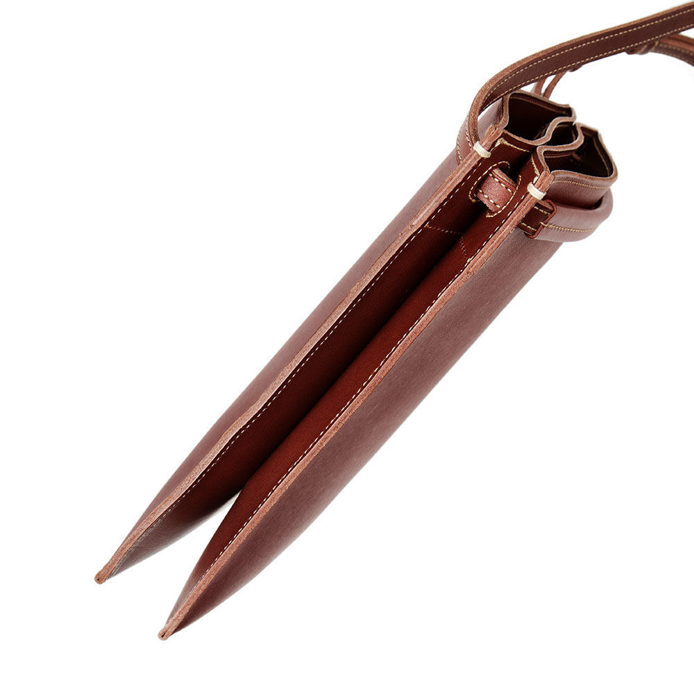 土屋鞄が新たに発売した革製サコッシュ「ディアリオ プットイン