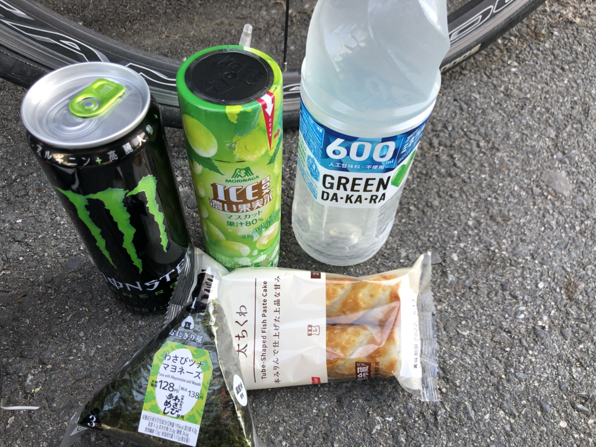 モンスターエナジー、ICEBOX、グリーンダカラ、おにぎり（わさびツナマヨネーズ）、ちくわ