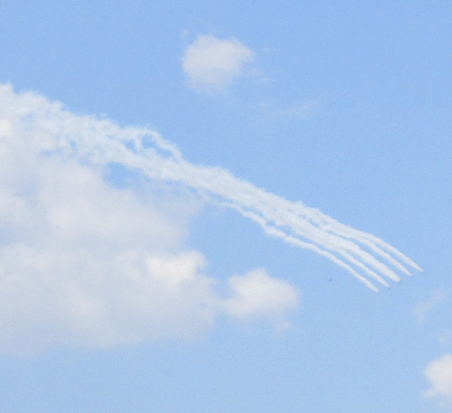 青空の中、編隊で飛んでいるブルーインパルスの飛行機雲