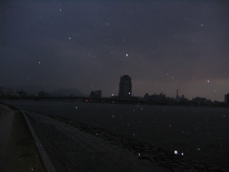 夜明け前、雨降りの松江宍道湖畔