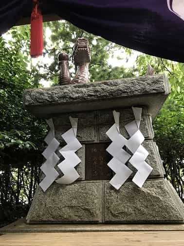 赤龍様を拝む