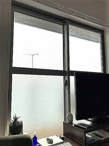 カーテン掃除中