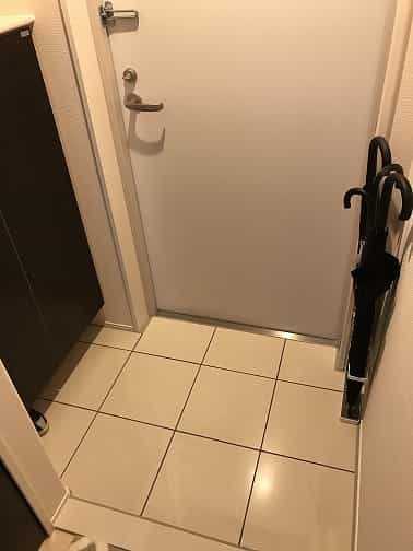 狭い玄関
