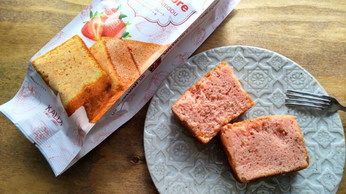 カルディのあまおういちごが入ったチョコレートケーキの画像