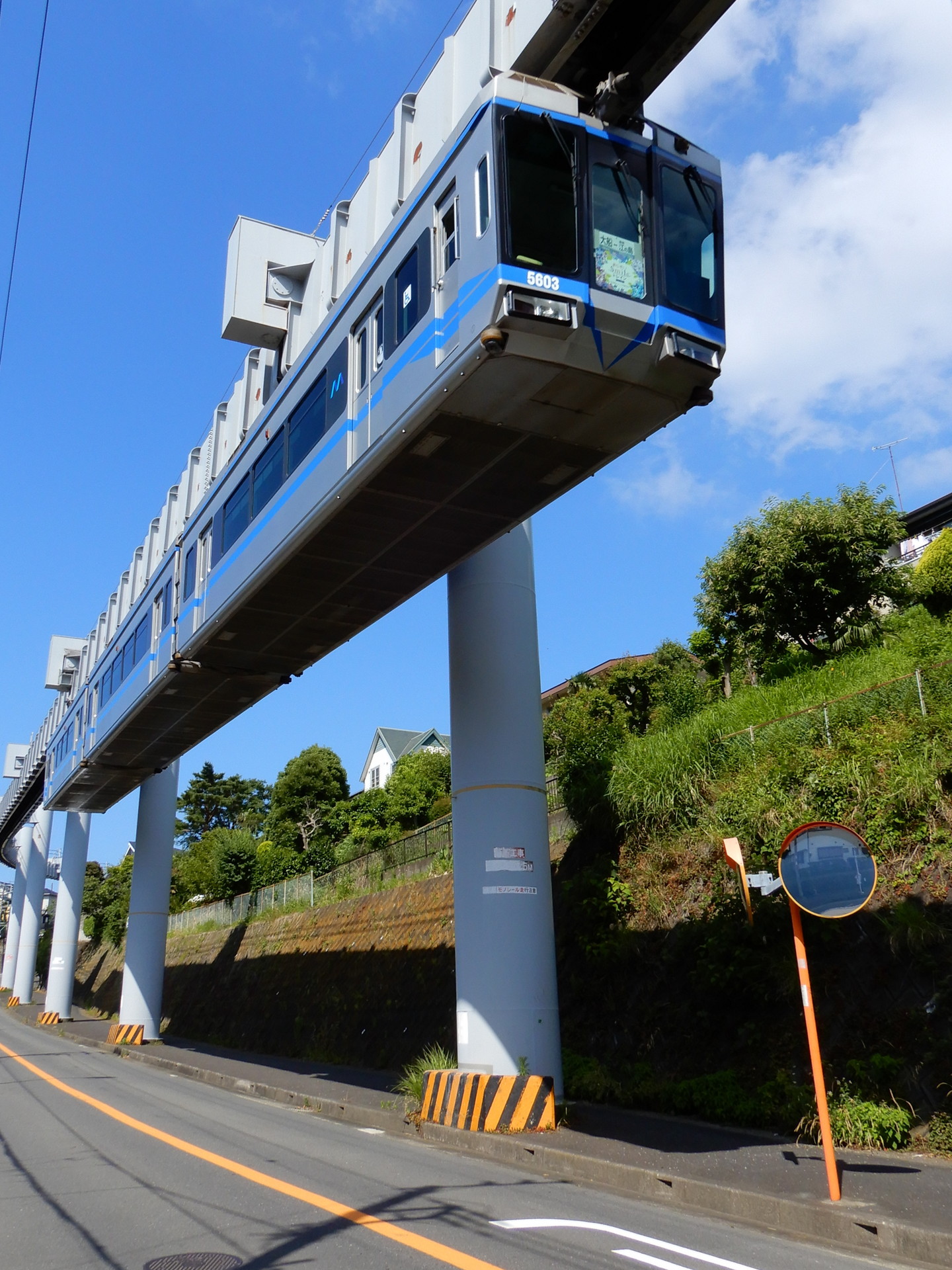 湘南モノレール5000系のあじさいSmileトレイン