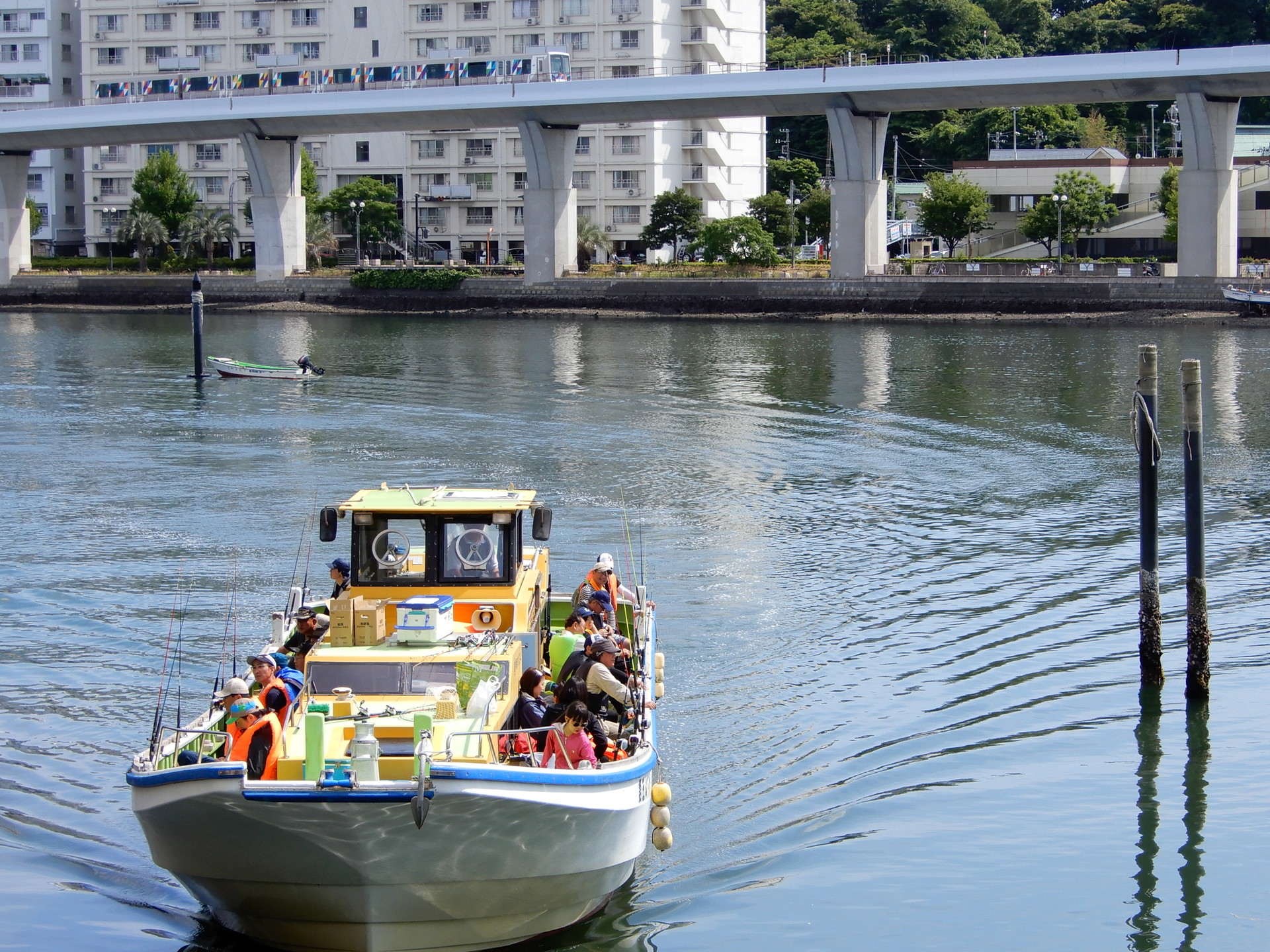 シーサイドラインと漁船 瀬戸橋付近にて