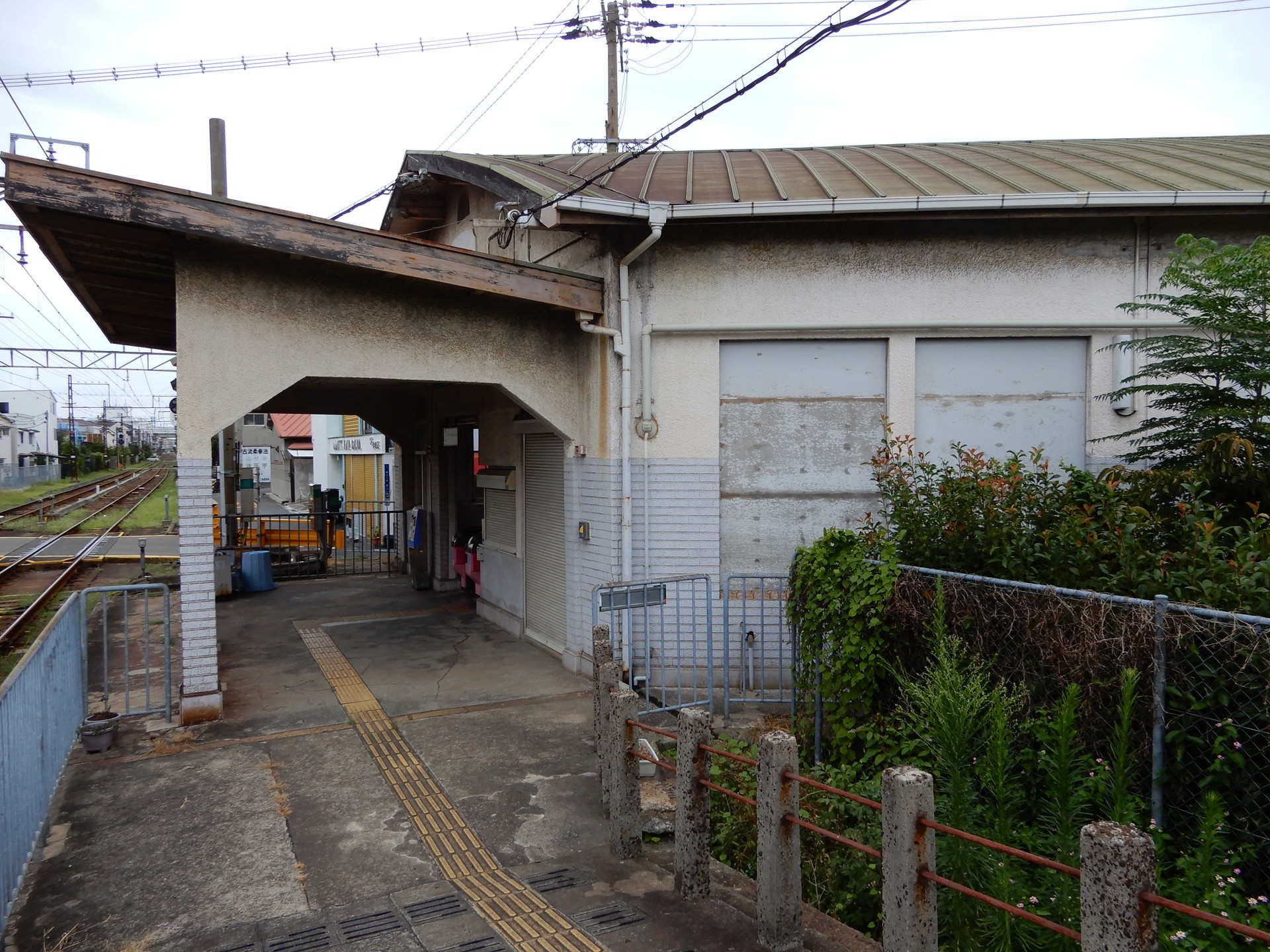 ホーム側から見る駅舎