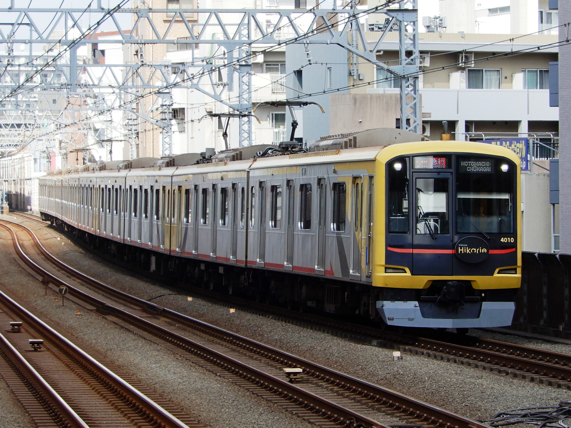 東急4000系4110編成のShibuyaHikarie号