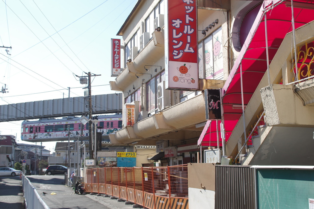 雑居ビル脇を通るモノレール