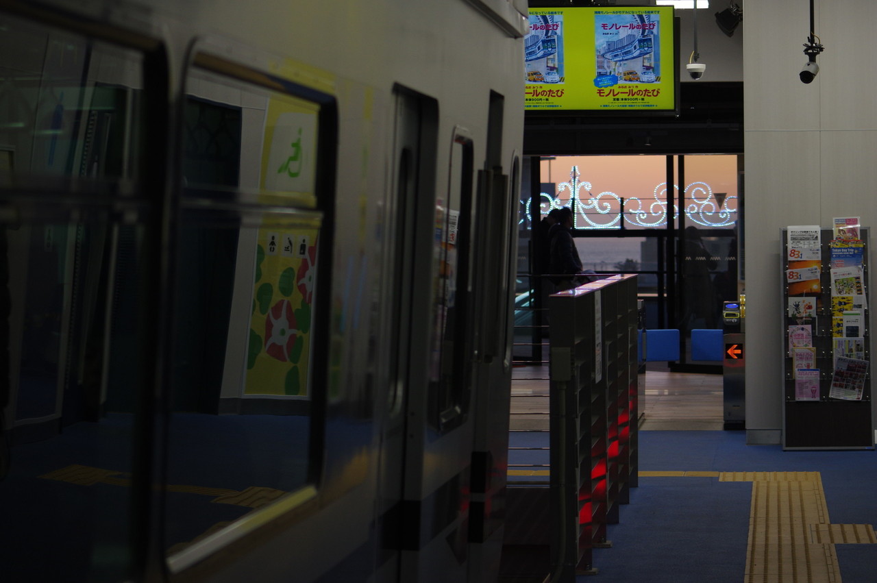 江の島駅改札と展望デッキ