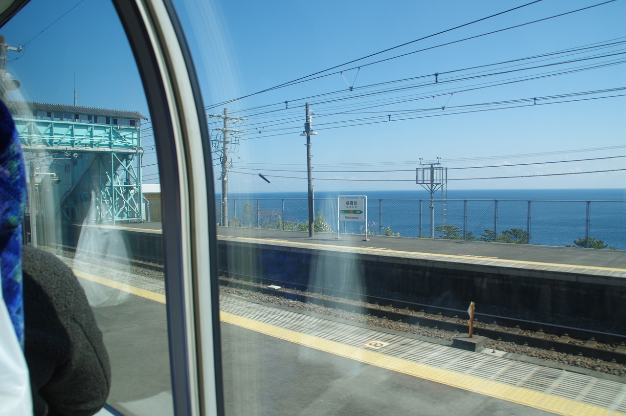 根府川駅と海