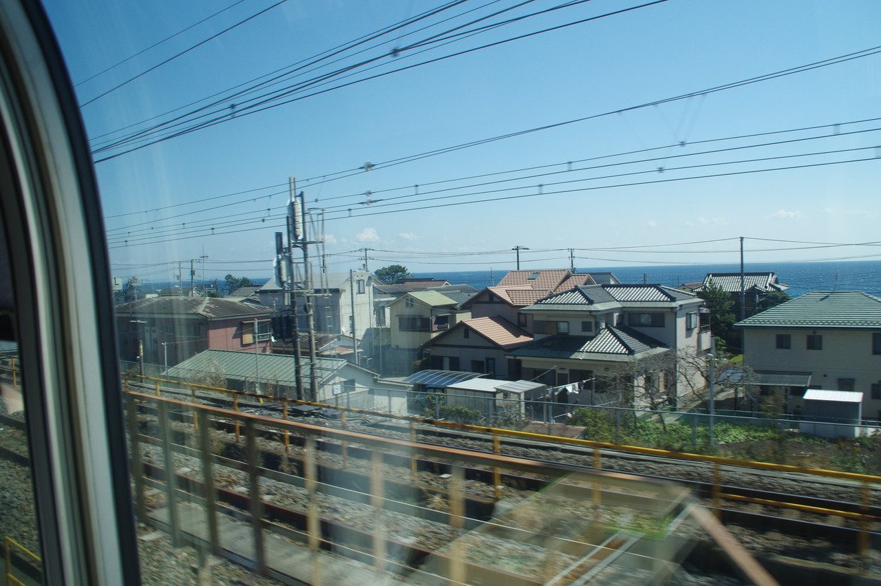 住宅街と海