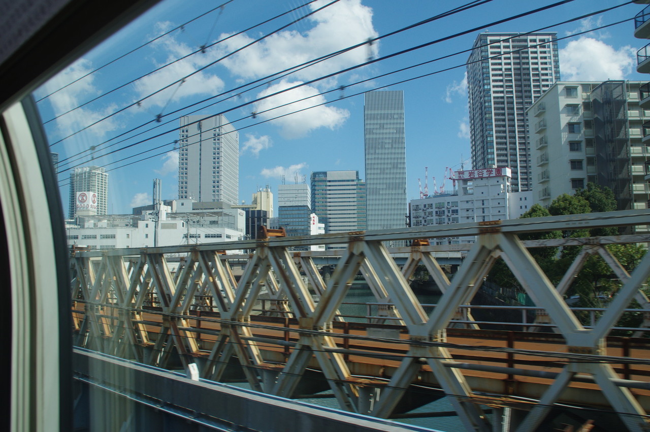 横浜のビル群と運河