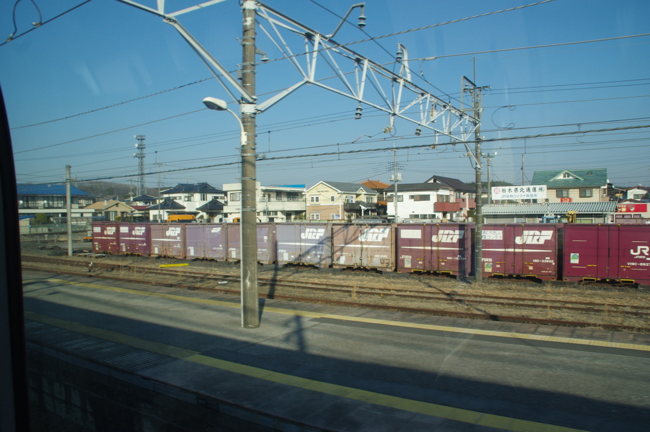矢板駅のホームと貨物コンテナ