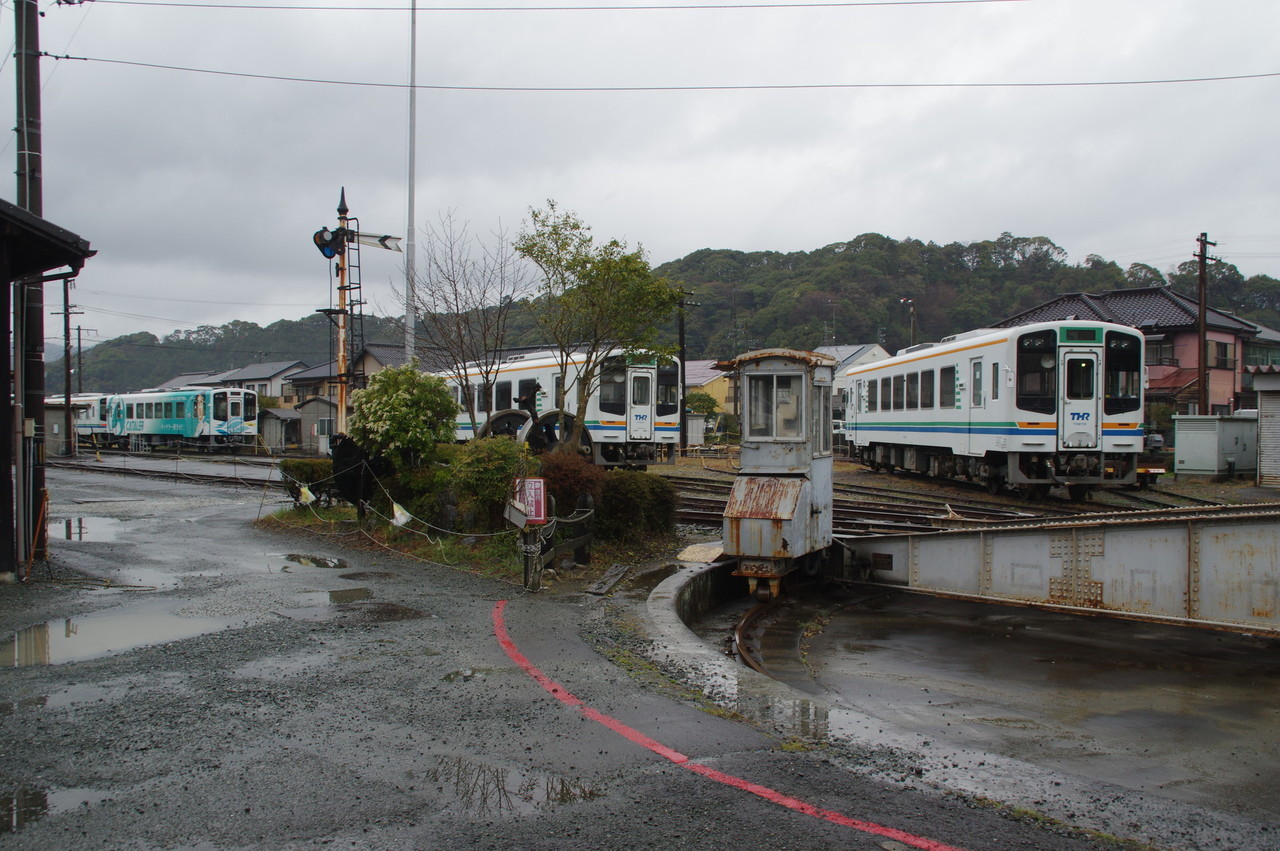 転車台と腕木式信号機と車庫西側