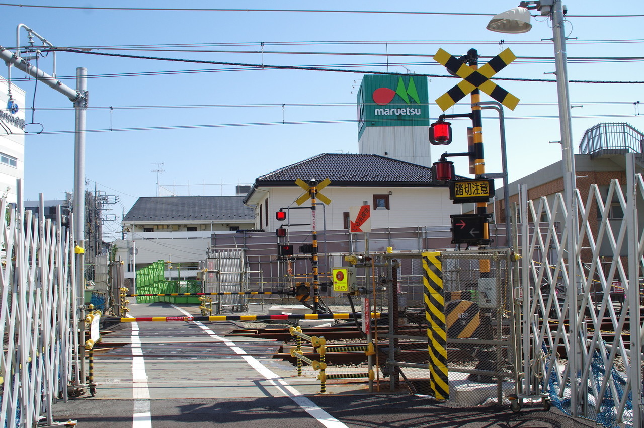 上星川8号踏切の警報機と通路