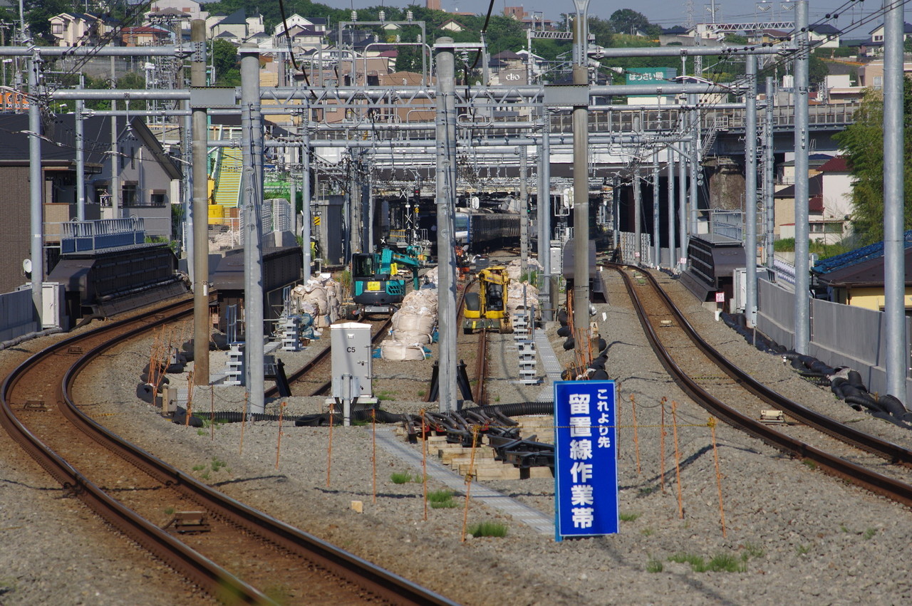 重機や資材が残る引上げ線