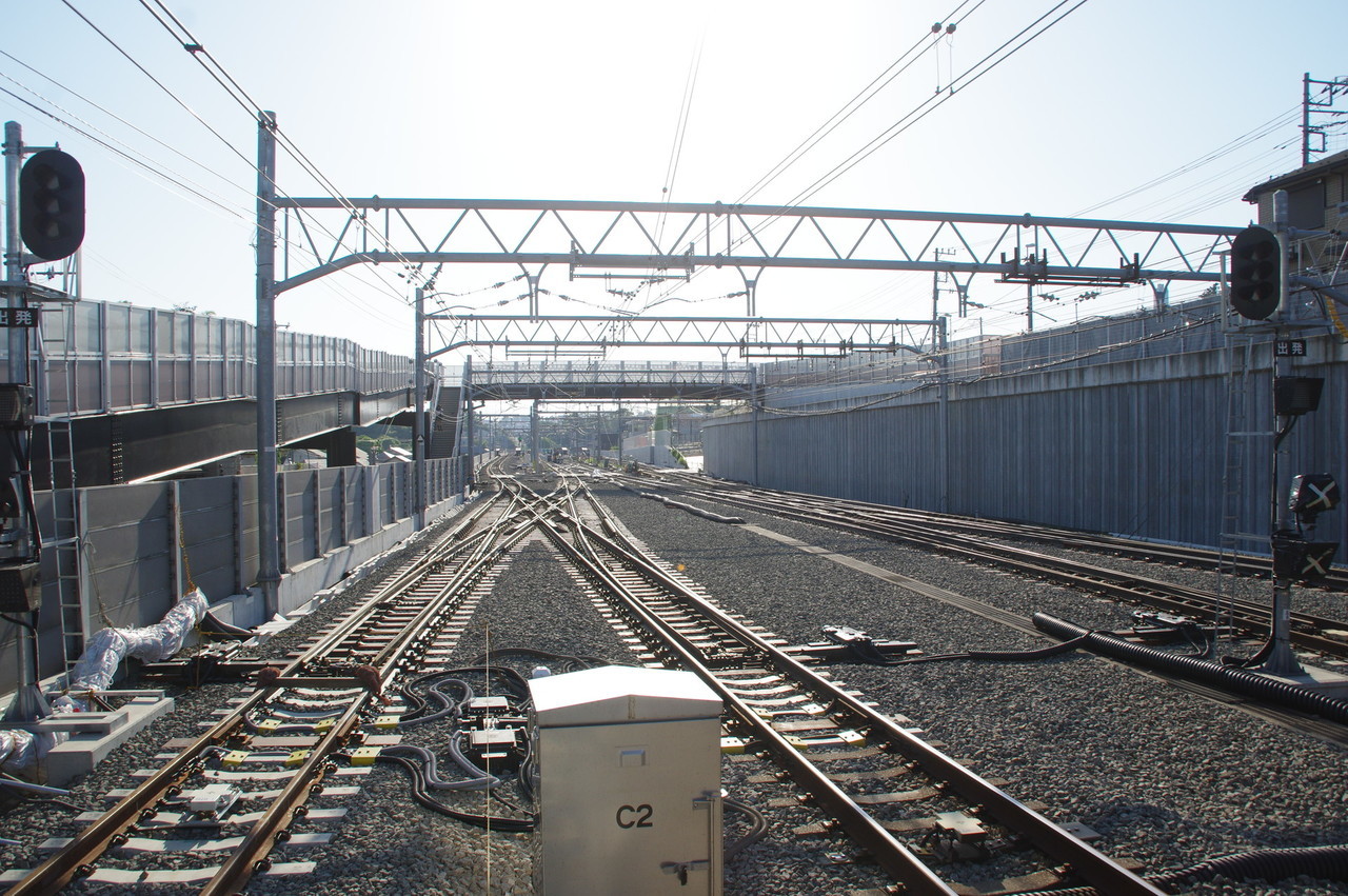 引上げ線と信号機と歩道橋