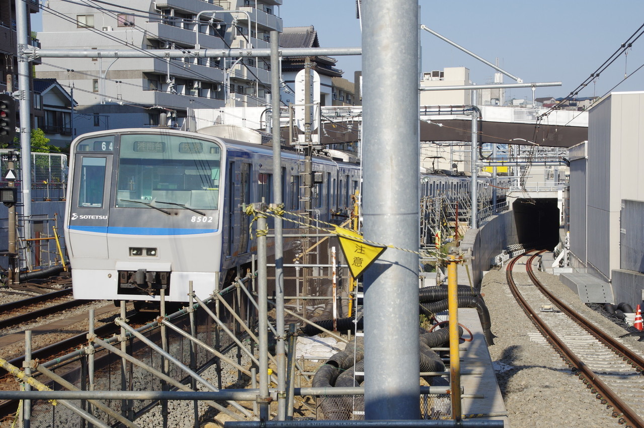 工事現場の脇を走る8000系快速