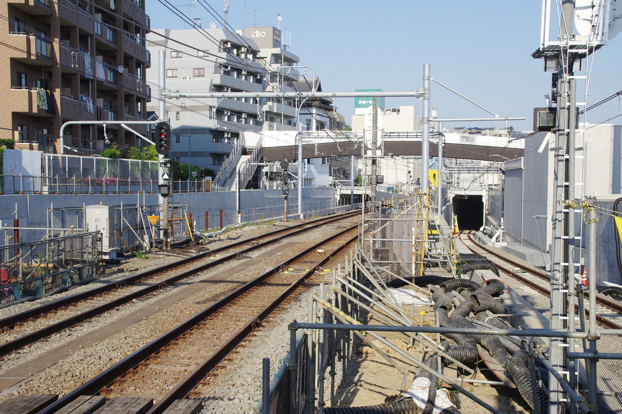 一体型の架線柱と人道橋