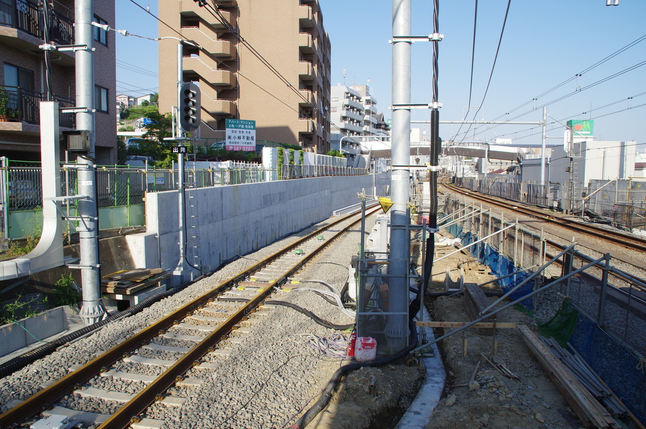 羽沢方面線の出発信号機と線路