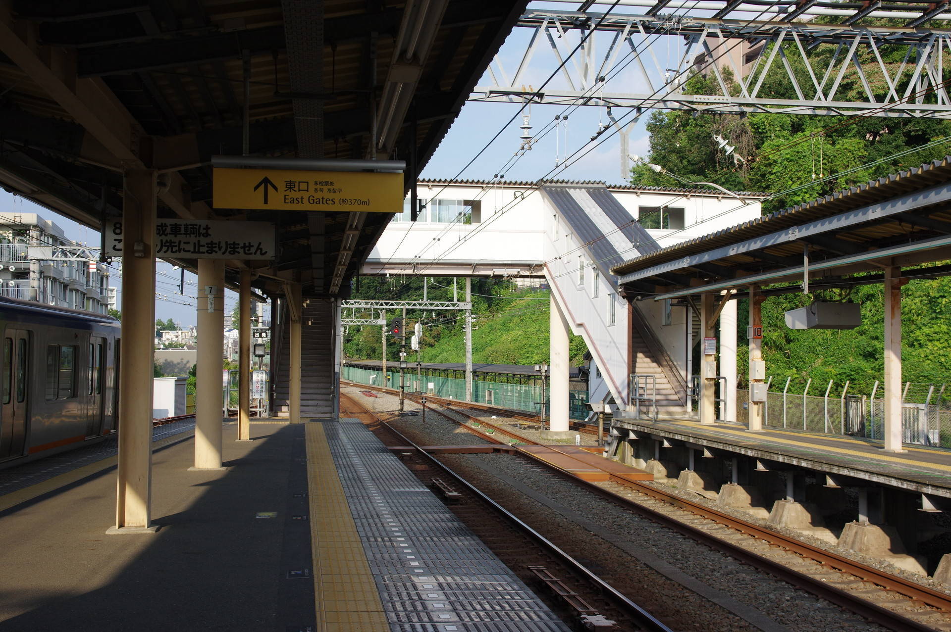 ホームと東口行き跨線橋