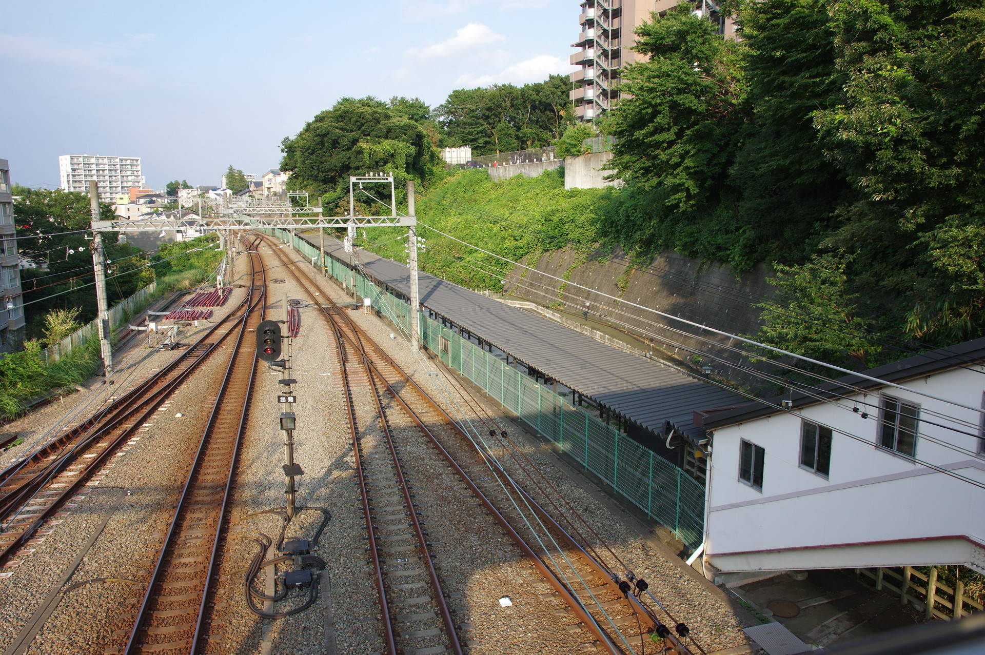 跨線橋上から見下ろした通路・線路