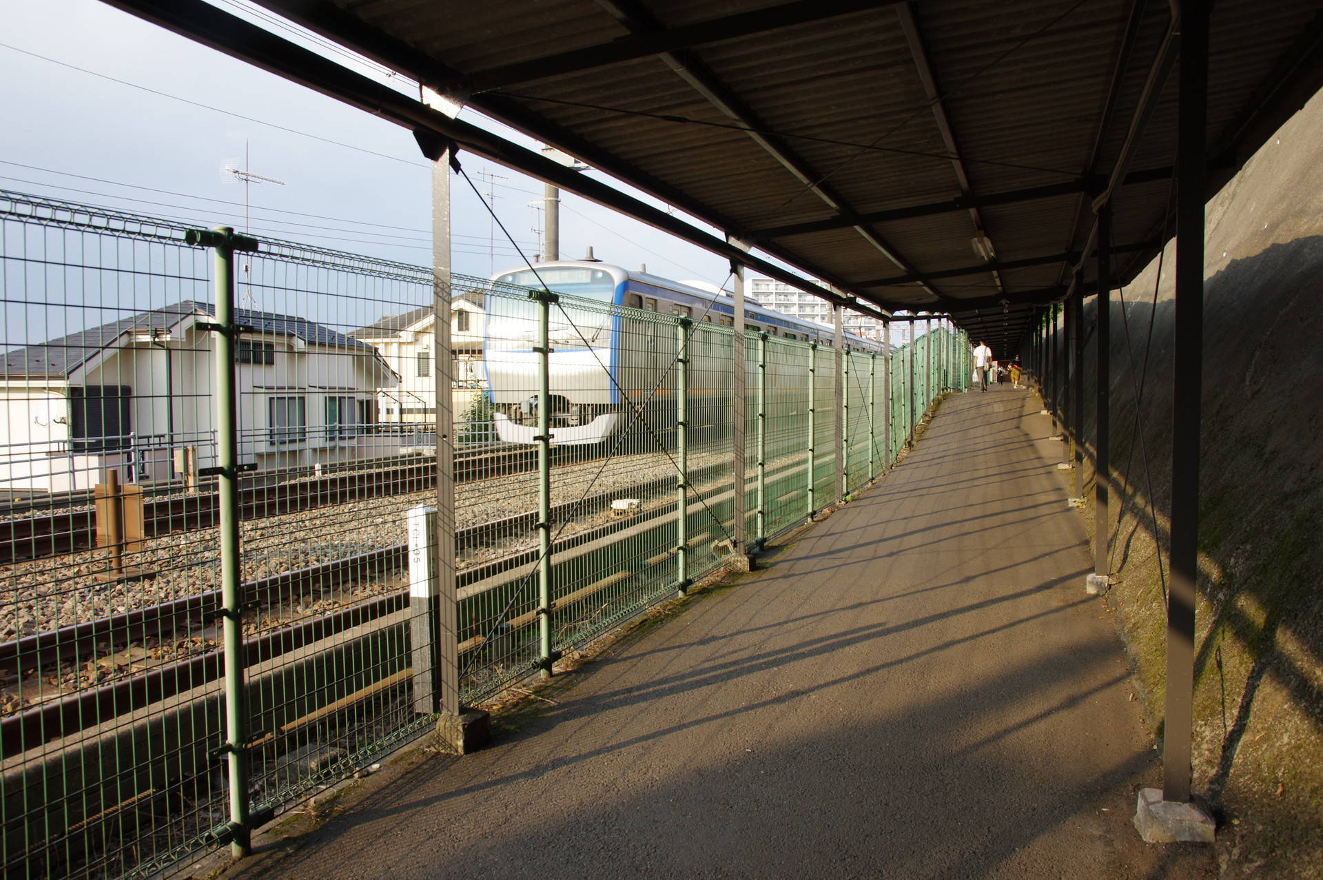 通路が高くなっている箇所と電車