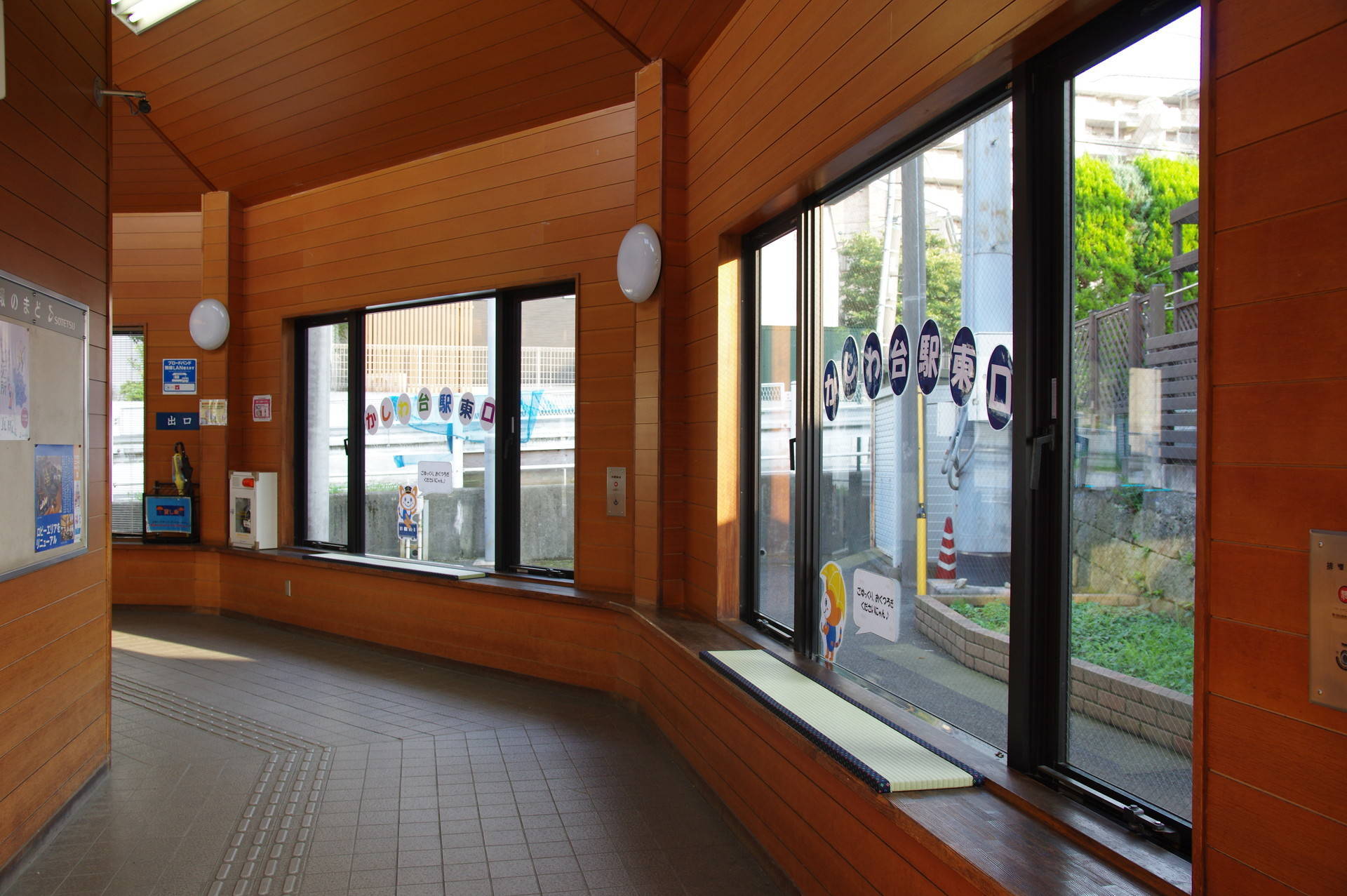 東口駅舎内部の畳ベンチ