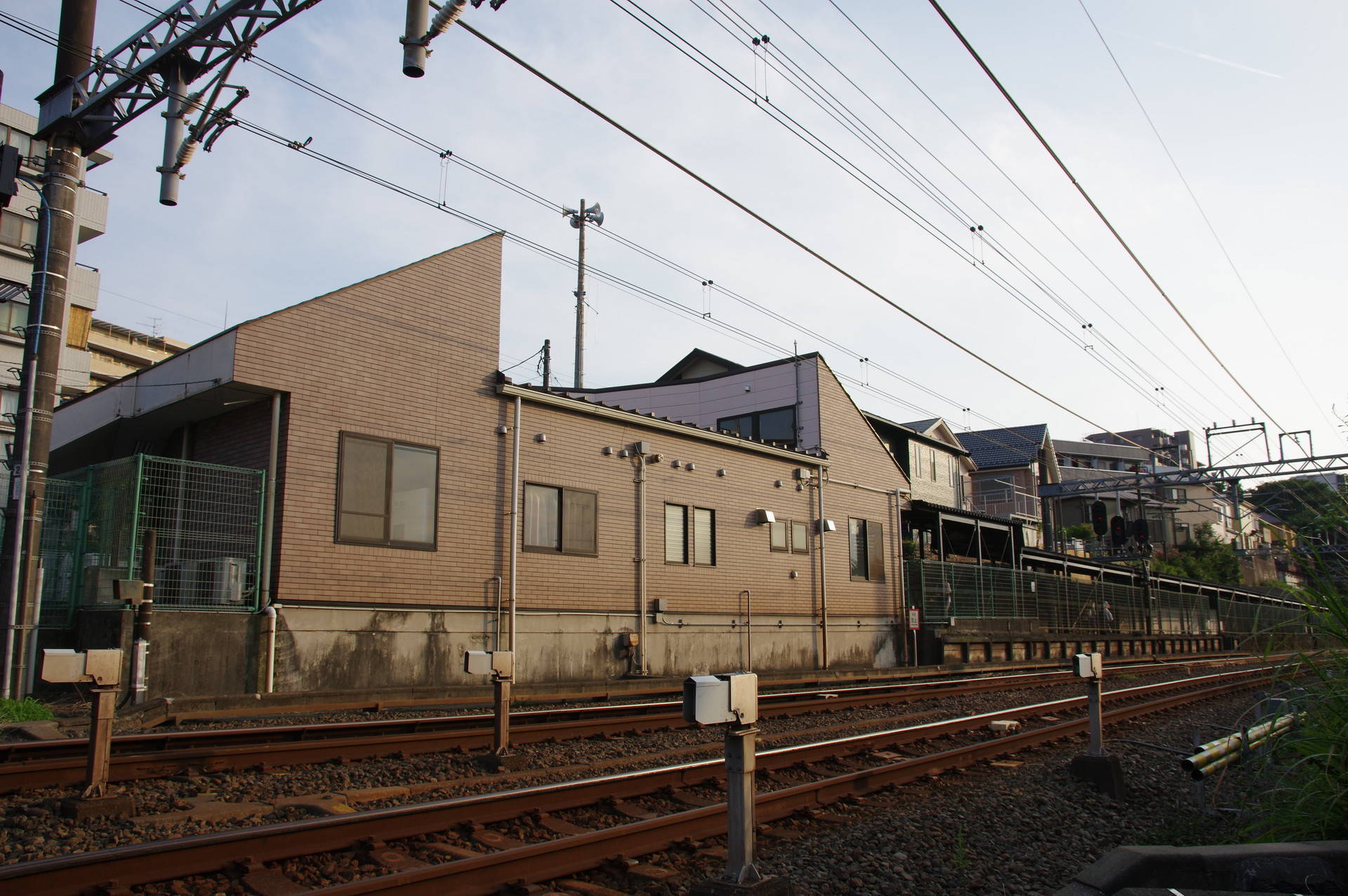 踏切の反対側から見た東口駅舎