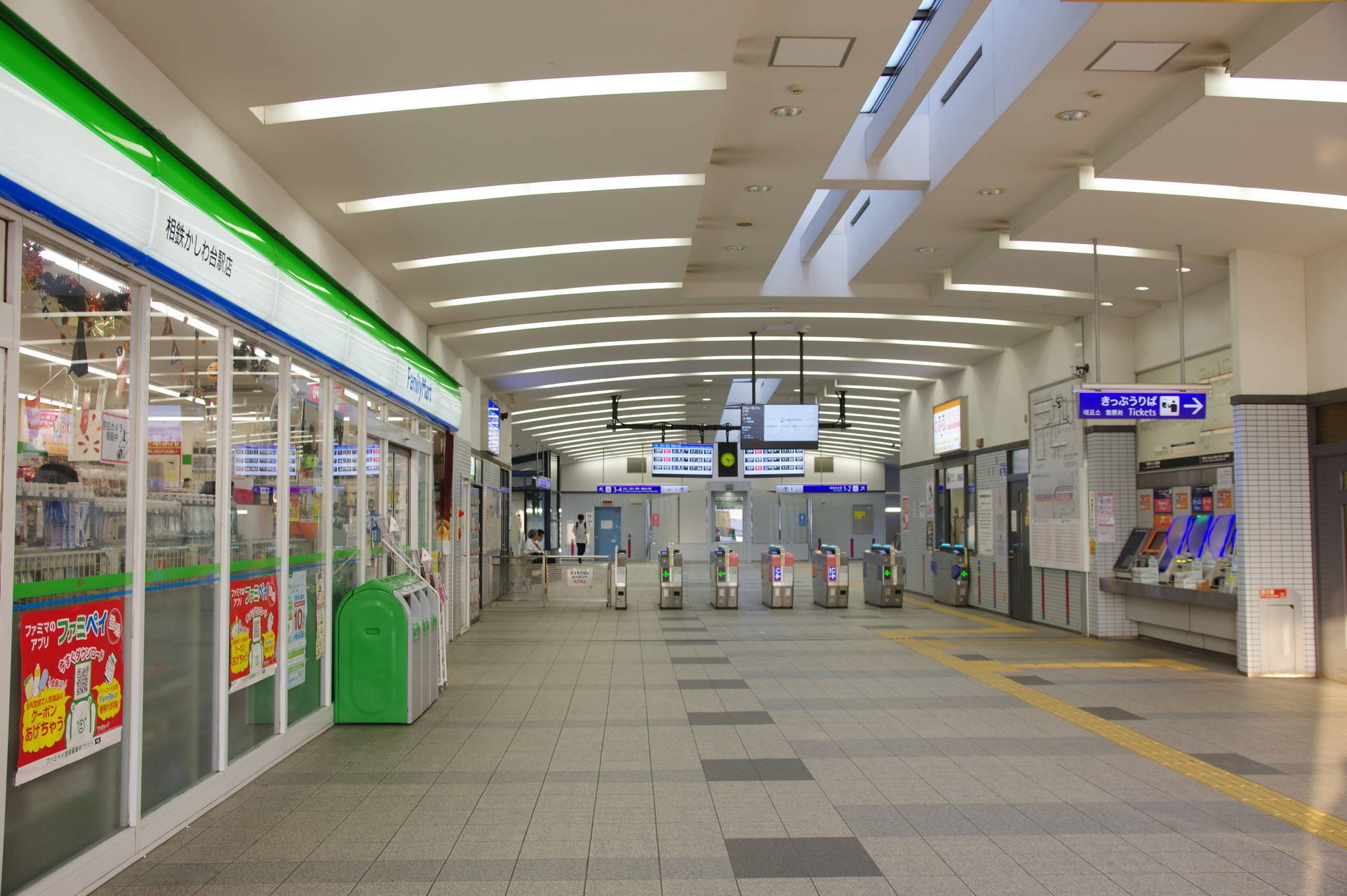 西口駅舎の内部