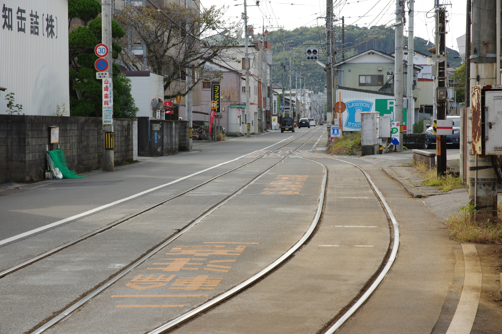 線路の間に文字がペイントされている信号所