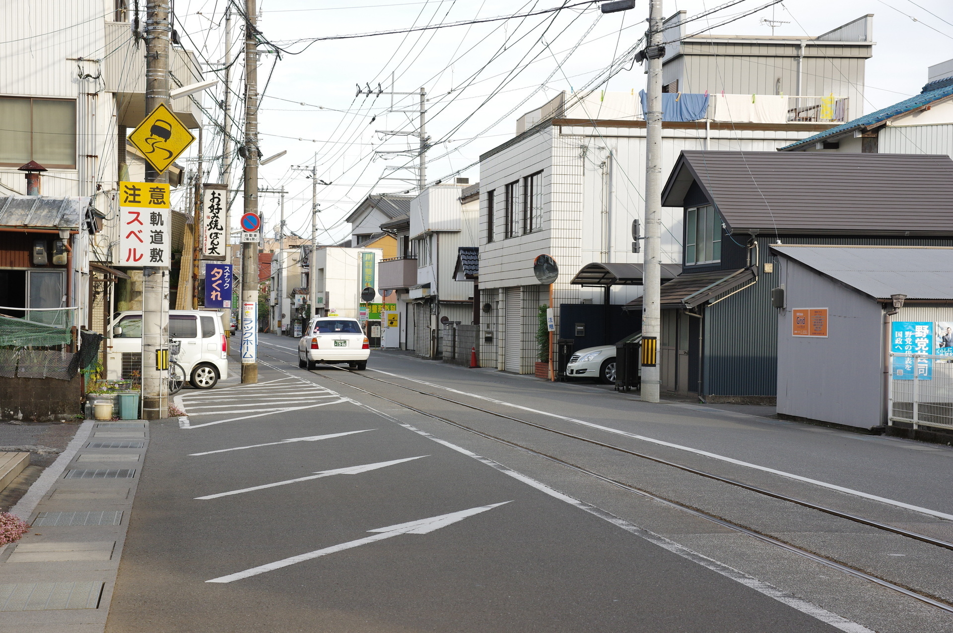 車線が消失するポイントと、軌道上に移るタクシー