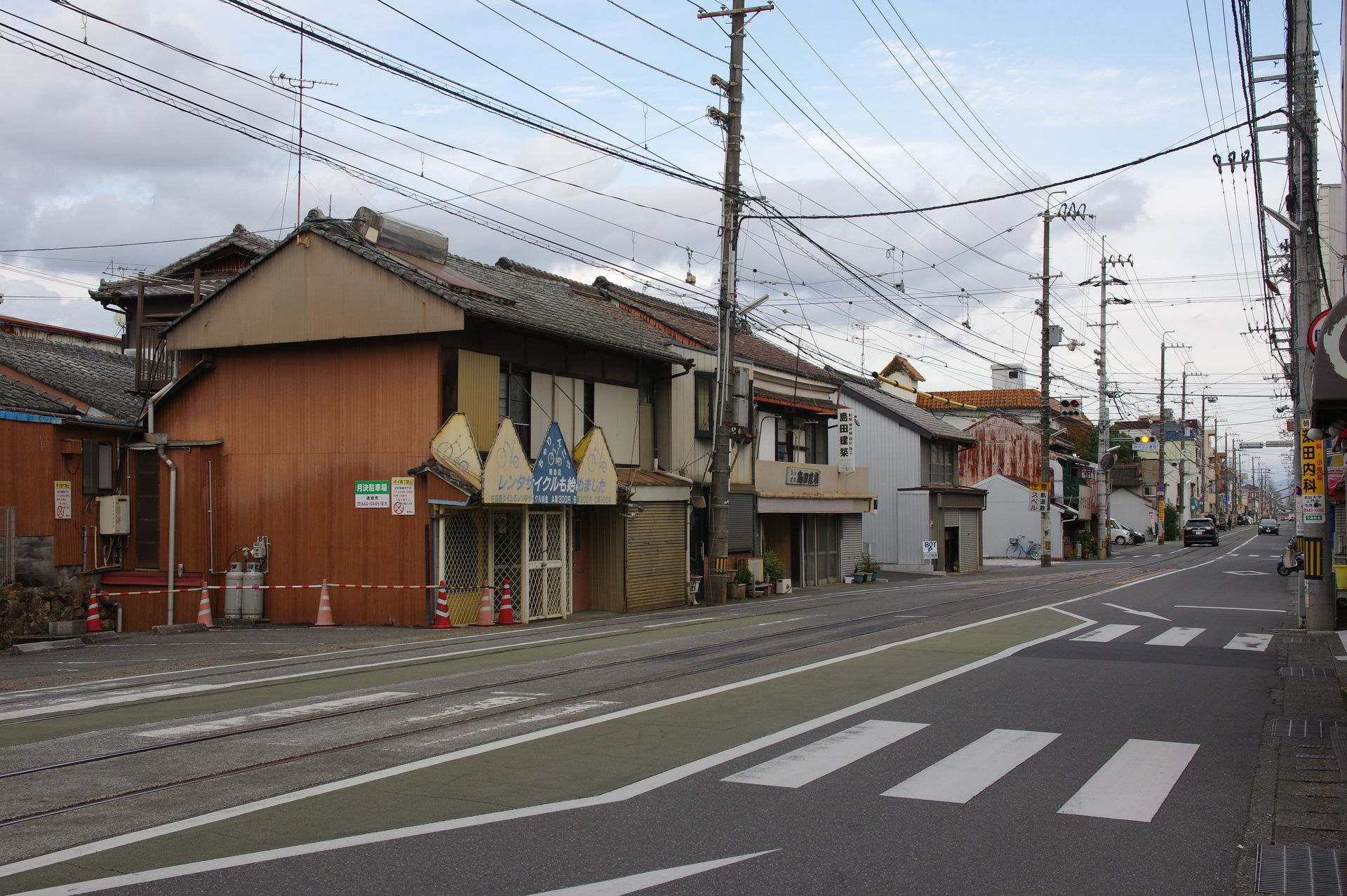 伊野方面のりばの安全地帯と横断歩道