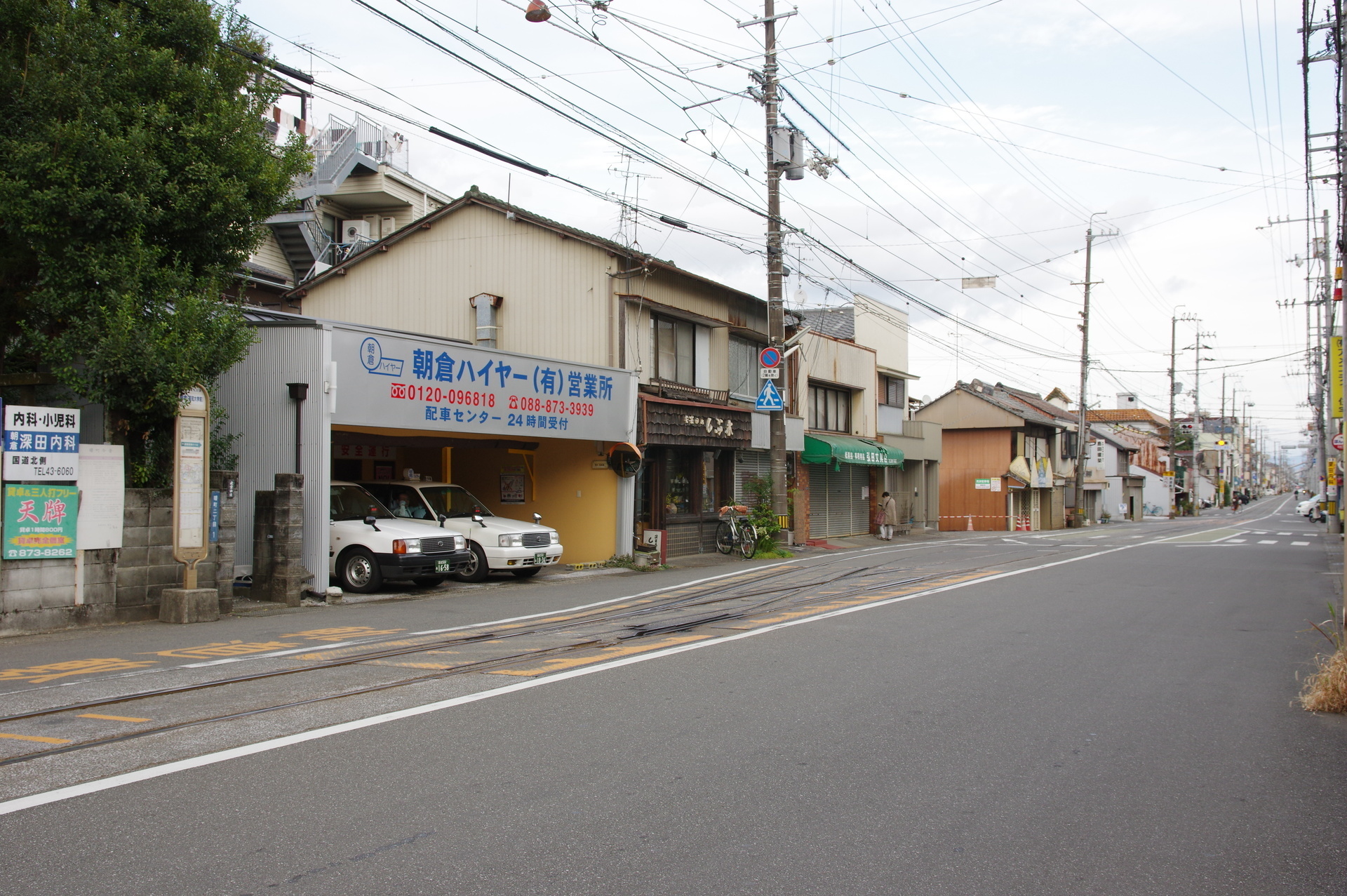 朝倉駅とタクシー車庫とバス停