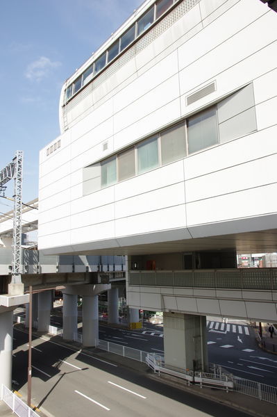 多摩センター駅のエレベータ付近と小田急線高架