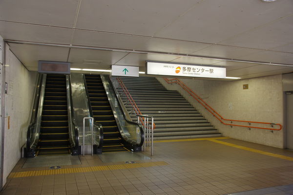 多摩センター駅歩道橋の階段付近