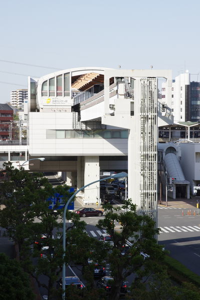 多摩センター駅舎と線路終端部(延伸計画部)