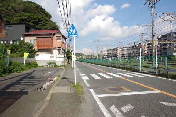 踏切跡と抗議のノボリ