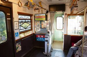 「大正ロマン電車」の車内(乗務員室付近)