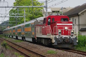 DD200-4・E233系サロ甲種輸送列車