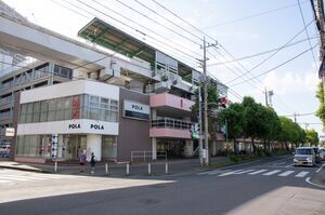 地区センター駅の駅舎