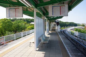 公園駅のホーム(女子大方)