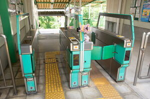 女子大駅の改札機
