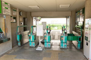 中学校駅の改札口