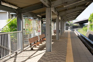 中学校駅のホーム