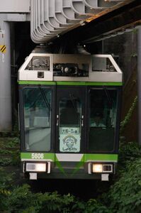 湘南江の島駅に入線する5000系(5605編成)